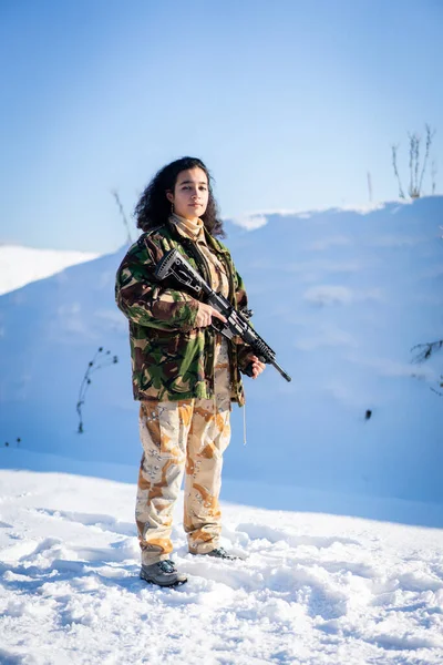 Ung Kvinnlig Soldat Militär Uniform Vintern Snö Högkvalitativt Foto — Stockfoto