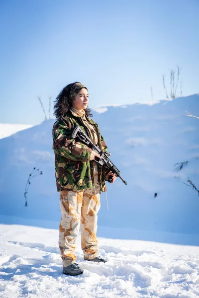 Молода Жінка Солдат Військовій Формі Зимовому Снігу Високоякісна Фотографія — стокове фото
