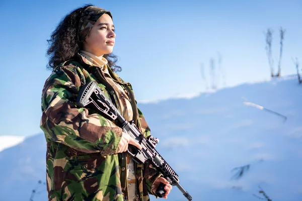 Tânără Soldată Uniformă Militară Zăpadă Iarnă Fotografie Înaltă Calitate — Fotografie, imagine de stoc