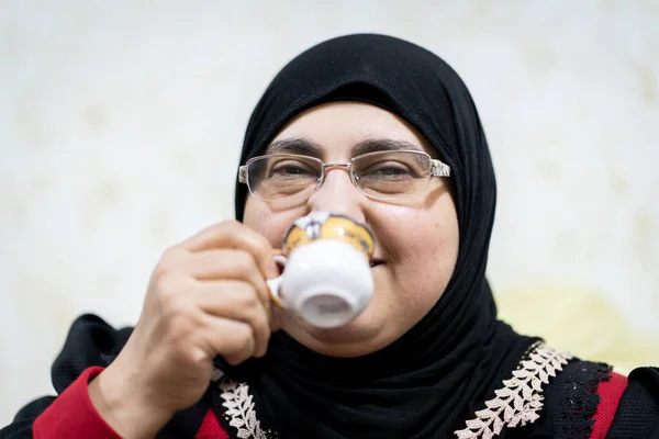 Portret Van Een Moslimvrouw Van Middelbare Leeftijd Die Koffie Drinkt — Stockfoto