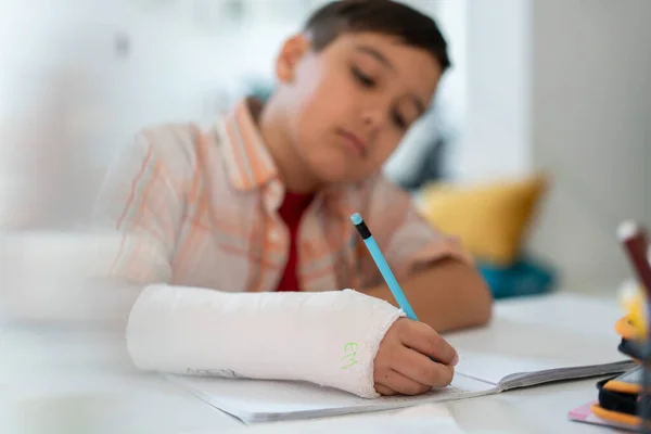 Zurück Zur Schule Denkender Junge Schreibt Zeichnet Notizbuch Sitzt Schreibtisch — Stockfoto