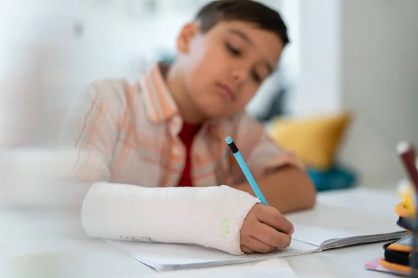 Torniamo Scuola Pensando Bambino Ragazzo Scrittura Disegno Notebook Seduto Alla — Foto Stock