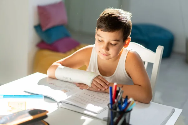 Zurück Zur Schule Denkender Junge Schreibt Zeichnet Notizbuch Sitzt Schreibtisch — Stockfoto