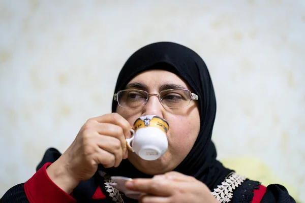Porträt Einer Muslimin Mittleren Alters Die Kaffee Trinkt Hochwertiges Foto — Stockfoto