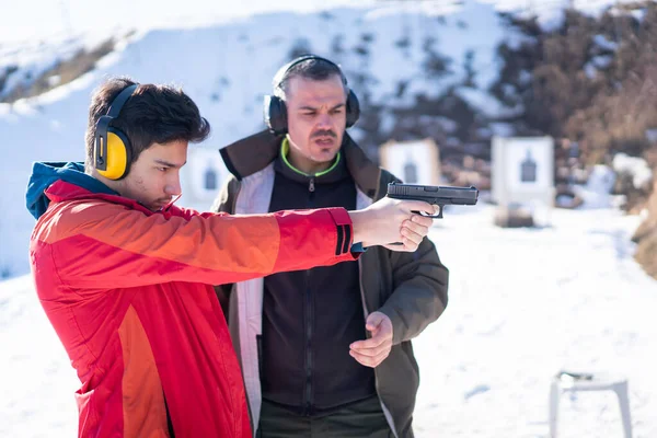 Trainer Hilft Jugendlichen Mit Handfeuerwaffen Auf Kampftraining Zielen Hochwertiges Foto — Stockfoto