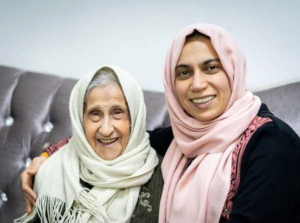 Olumlu Yüzüyle Kızını Kucaklayan Kadının Portresi Üçüncü Yaş Evde Bakım — Stok fotoğraf