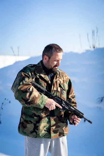 Soldat Militäruniform Auf Winterlichem Schnee Hochwertiges Foto — Stockfoto