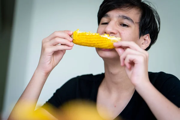 Sommer Snack Teenager Sitzen Und Essen Mais Hochwertiges Foto — Stockfoto