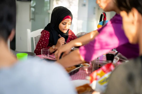 Gemischte Rennen Freunde Und Familie Treffen Sich Zum Abendessen Hause — Stockfoto