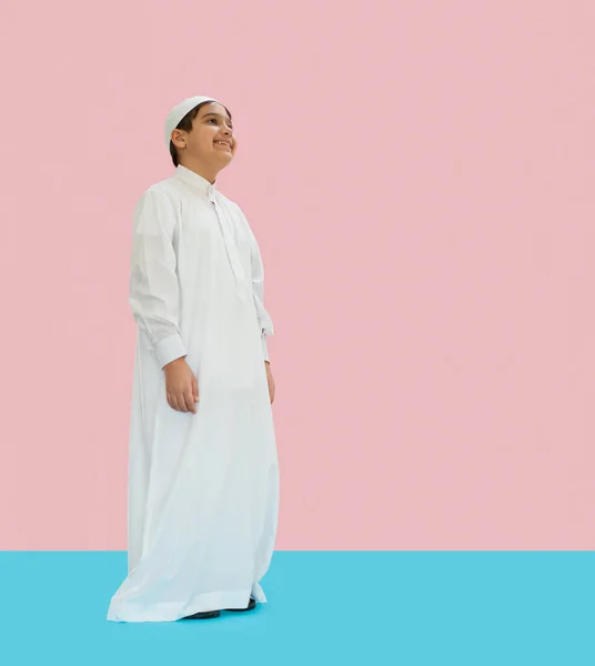 Niño Árabe Ropa Tradicional Sobre Fondo Azul Rosa Sonriente —  Fotos de Stock