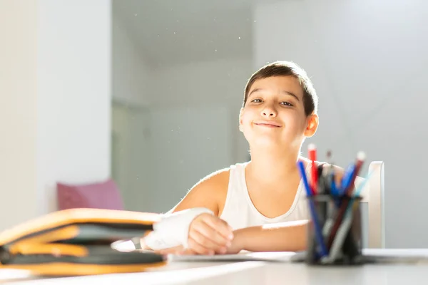 Volta Escola Pensando Criança Menino Escrevendo Desenhando Caderno Sentado Mesa Fotos De Bancos De Imagens