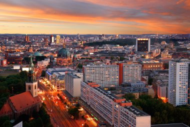Berlin siluetinin günbatımı