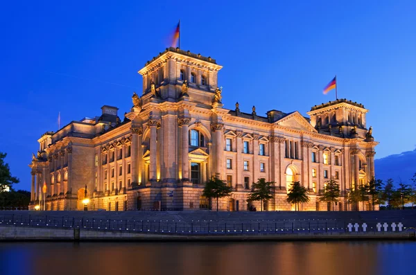 Reichstag berlin gece — Stok fotoğraf