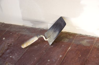 İnşaat işçisi tuğla mala