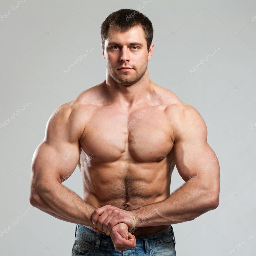 Bodybuilder shows his biceps — Stock Photo © yekophotostudio 24984503
