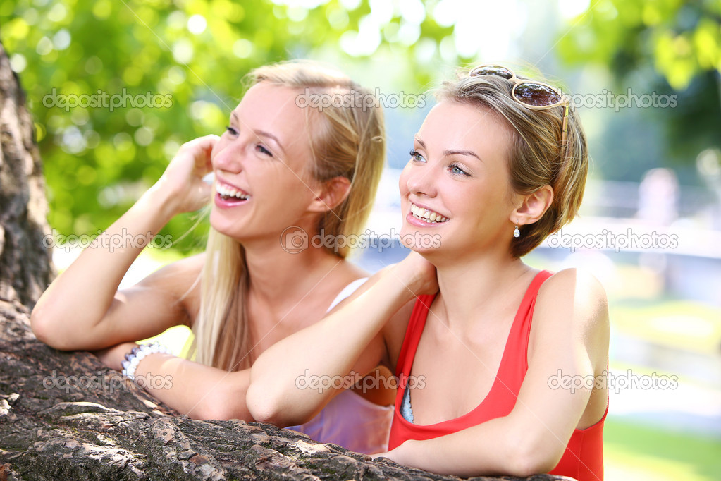 Две подруги развлекаются в саду