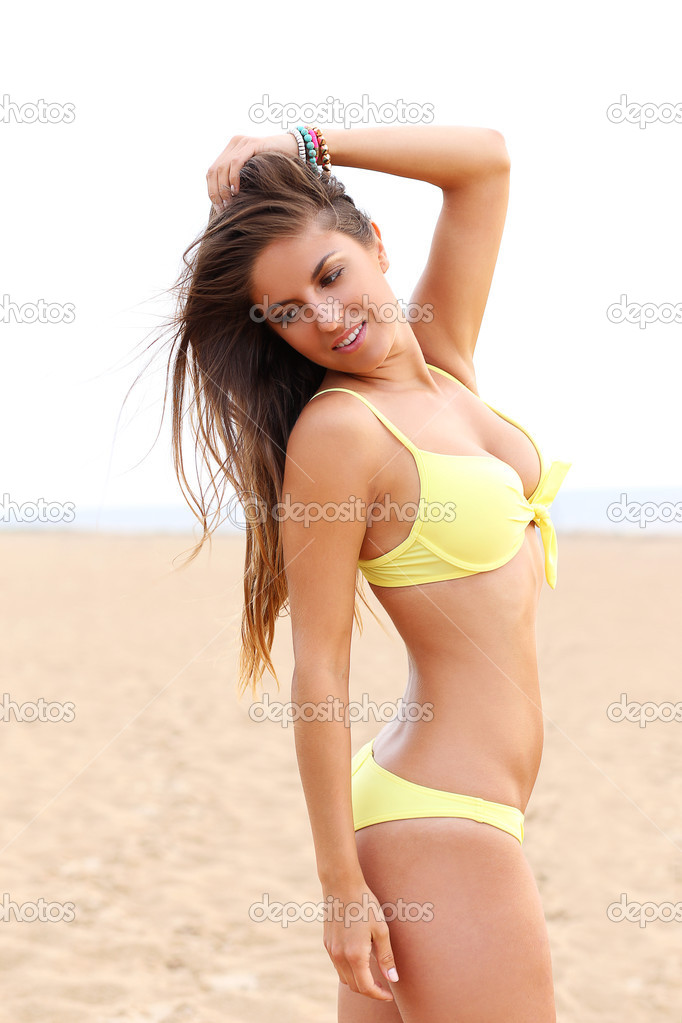 Belle Fille En Bikini Sur Une Plage Photographie