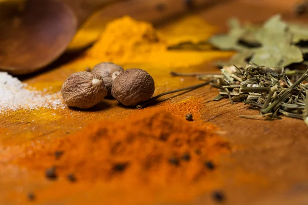 cuchara y montón de sal sobre la mesa — Foto de stock © yekophotostudio