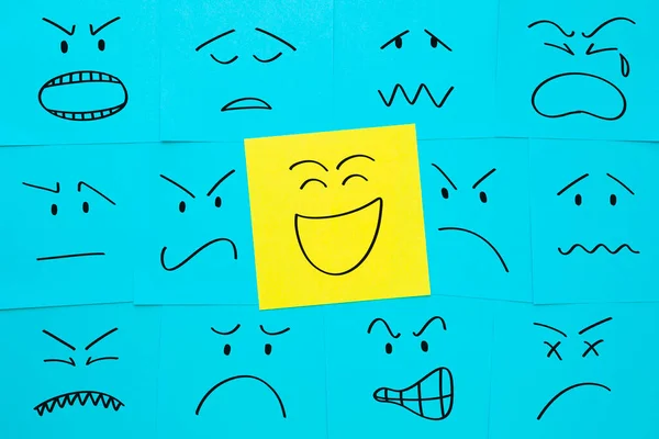 Πρόσωπα Διαφορετικά Συναισθήματα Ζωγραφισμένα Κολλώδεις Νότες Έννοια Για Θετική Στάση — Φωτογραφία Αρχείου