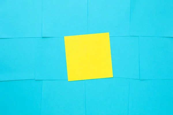 Multiple Blank Blue Sticky Notes One Yellow Middle Bulletin Board — Stock Photo, Image