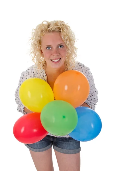 Mujer joven sosteniendo globos — Foto de Stock