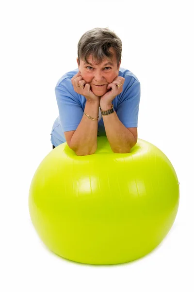 Seniorin mit Fitnessball — Stockfoto