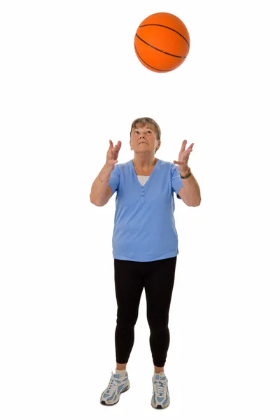 Senior mulher jogando basquete — Fotografia de Stock