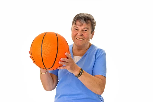 Mulher sênior jogando basquete — Fotografia de Stock