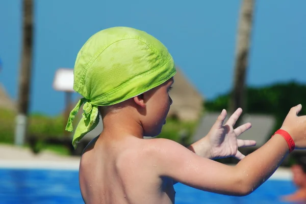 Menino na piscina — Fotografia de Stock