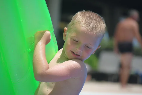 Kleiner Junge im Schwimmbad — Stockfoto