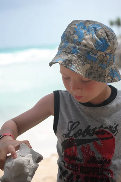 Menino na praia — Fotografia de Stock