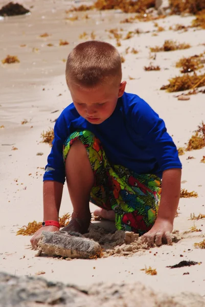 Mały chłopiec na plaży — Zdjęcie stockowe