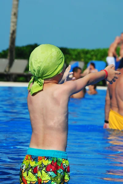 Little boy in the swimming pool — Stock Photo, Image
