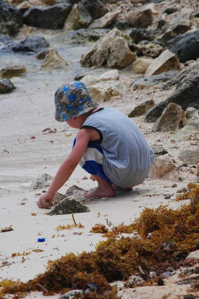 Kleine jongen op het strand — Stockfoto