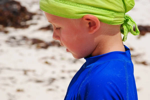 Mały chłopiec na plaży — Zdjęcie stockowe
