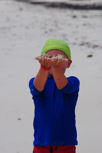 Kleine jongen op het strand — Stockfoto