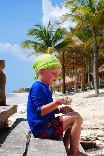 Bambino sulla spiaggia — Foto Stock