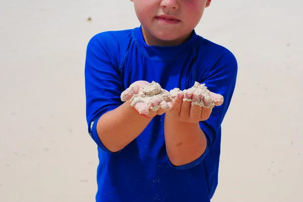 Niño pequeño en la playa — Foto de Stock