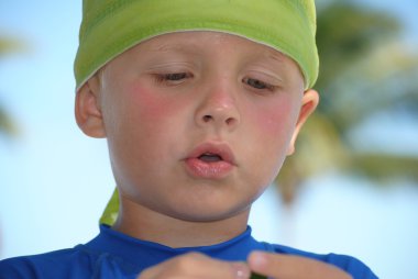 Sahildeki küçük çocuk.