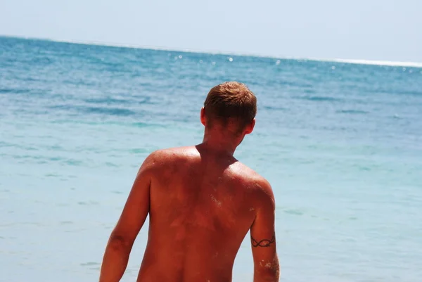 Hombre en la playa exótica — Foto de Stock
