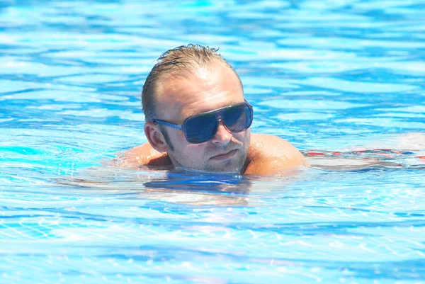 Homem na piscina — Fotografia de Stock