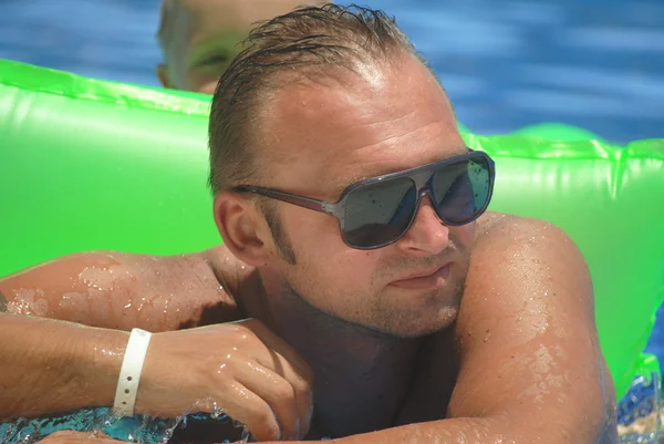 Man in the swimming pool — Stock Photo, Image