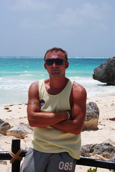 Man on the exotic beach — Stock Photo, Image