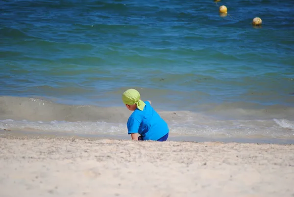 Kleine jongen op het strand — Stockfoto