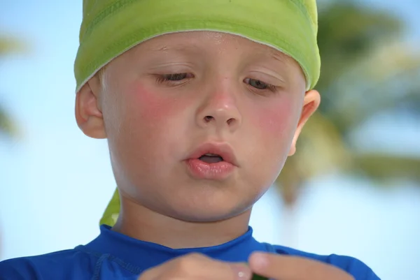 Sahildeki küçük çocuk.