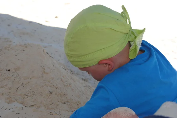 Kleine jongen op het strand — Stockfoto
