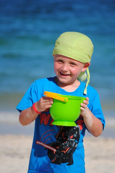 Kleine jongen op het strand — Stockfoto