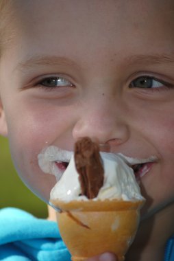 park Ice scream yiyen çocuk