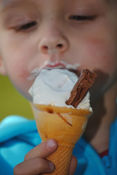 Criança comendo grito de gelo no parque — Fotografia de Stock