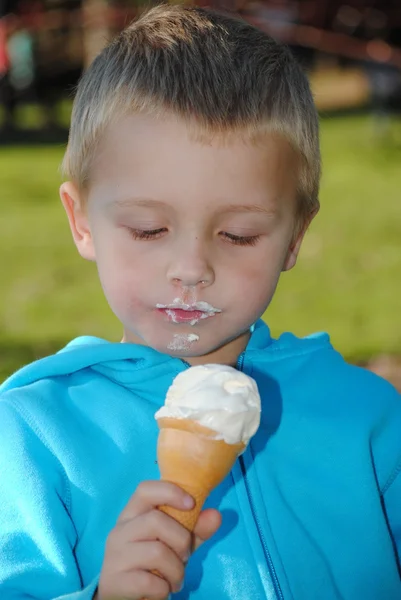 Criança comendo grito de gelo no parque — Fotografia de Stock